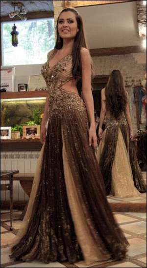 Элеонора Масалаб примеряет платье, в котором появится на конкурсе ”Мисс Вселенная-2008” во Вьетнаме