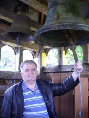 Василий Бабала звонит в свой первый отреставрированный старинный колокол в селе Рукомыш Бучацкого района Тернопольщины. Его голос звучит ровно минуту. Рядом виден обычный чугунный колокол
