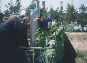 На Троицу в Сварицевичах Дубровицкого района на Ривненщине женщины ходят на кладбище голосить. ”У нас такой обычай — прийти на могилу и поплакать, — говорит 58-летняя Мария Швайко. — А слова сами даются, сами в мыслях летят”. Фото 2004 года