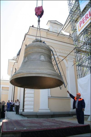 Колокол весом 14 тонн на кафедральном Спасо-Преображенском соборе в Одессе поднимали 27 минут