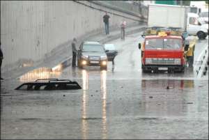 Затоплений після четвергової зливи проїзд під шляхопроводом на Дорогожичах. Легковик-потопельник витягли на шосе евакуатором ближче ночі