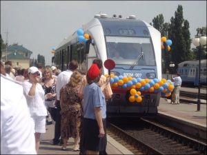 Єдиний на Полтавщині рейковий автобус із Кременчуцького залізничного вокзалу відправляється у першу поїздку. Усіх бажаючих провезли безкоштовно