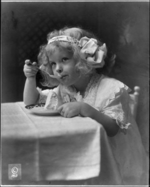 Девочка ест мороженое, лето 1913 года