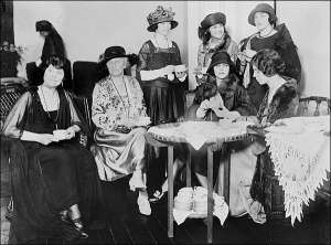 Чайная вечеринка у американской актрисы Алисы Бреди (сидит вторая слева), 5 апреля 1923 года. Светское чаепитие зародилось в Англии. Там мужчины в 16.00 традиционно собирались в клубах на ланч. В 1840 году герцогиня Анна Бедфордская решила в это время про