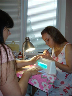 Майстриня черкащанка Анна Бірюкова вдома нарощує гелеві нігті клієнтці Наталі. Такий манікюр роблять майже три години