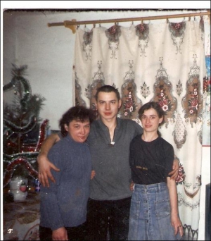Ныне покойная Лидия Дрижирук из села Чернещина Котелевского района с сыном Валентином и дочерью Валентиной встречают 2006 год