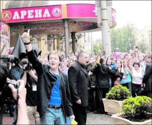 Британський співак Пол МакКартні біля входу до столичного ”Пінчук АртЦентру” вітається зі своїми шанувальниками