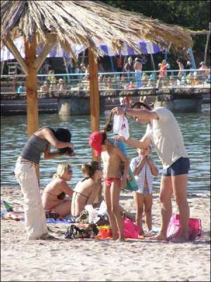 Родина відпочиває на пляжі в Севастополі. У червні 2008-го квартиру або номер у міні-готелі на південному березі Криму наймають за 180–200 гривень на добу.У серпні ціни можуть зрости