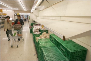 Пустые прилавки супермаркета в Валенсии