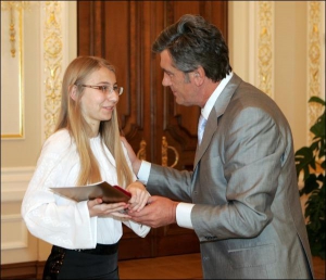 Президент Віктор Ющенко вручає подарунок Наталії Вітковській з Куликова Львівської області. Вона набрала максимальну кількість балів на незалежному зовнішньому тестуванні для випускників шкіл