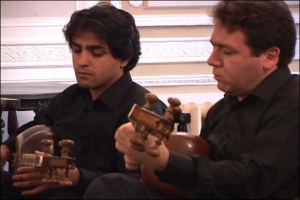 Музиканти відібрали на концерт пам&#39;яті найулюбленіші композиції Олексія Башкірцева.  Іранці Іман Садегзаде (ліворуч) і Мехді Юсефіан грають на перському  інструменті тарі