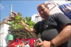 Андрей Косенко из поселка Новоселки Киевской области продает черенки винограда на выставке ”Агро-2008”. Охотнее всего покупают сорта винограда без косточек