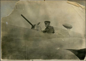Михайло Колодяжний перед бойовим вильотом у Севастополі під час Другої світової війни