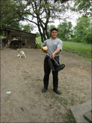 Житель села Кантелина Ильинецького района Олег Попивский на своем дворе настраивает металоискатель. Мужчина находит под землей монеты, металлолом и метеориты