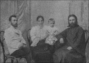 На фото отец Авксентий с женой Ксенией, свояком и дочкой Верой — будущей мамой нынешней жительницы Соболевки 80-летней Галины Торохтий