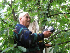 Алексей Козачок из села Кулига Литинского района на верхушке черешни повесил радио за 25 гривен. Птицы слышат музыку и не садятся на дерево