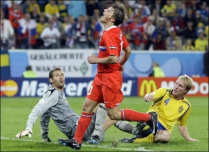 Андрій Аршавін (у центрі) пропустив два матчі Євро-2008 через дискваліфікацію. У поєдинку зі Швецією він вийшов у стартовому складі і забив м&#39;яч