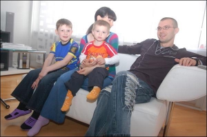 Мільйонер Сергій Григорович із дружиною Вікторією та синами Олександром (ліворуч) та Євгеном у своїй київській квартирі на Оболоні