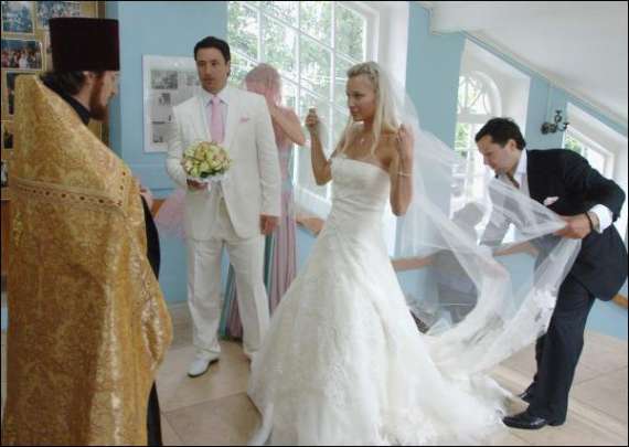 Российский хоккеист Илья Ковальчук и певица Николь Андразайтис венчались в Новодевичьем монастыре в Москве. Официальный поженились 17 августа 2007-го