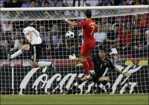 Мирослав Клозе (№11) забивает второй гол в ворота сборной Португалии