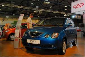 Китайское мини-авто ”Чери Джагги” представили на автовыставке ”CIA-2008” в Международном экспоцентре на столичном Броварском шоссе. 16-клапанный двигатель, который удовлетворяет экологическим нормам ”Евро-2”, в смешанном цикле потребляет 6 литров бензина 