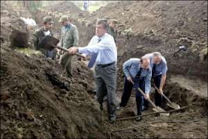 В Виннице 19 июня Виктор Ющенко участвовал в раскопках на месте, где в 1941–1943 годах был один из самых больших в Украине концлагерей для советских военнопленных
