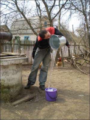 Андрей Бертман из села Лесная Лисиевка Калиновского района Винницкой области набирает воду из колодца. Шесть лет тому назад парню ампутировали обожженные током руки