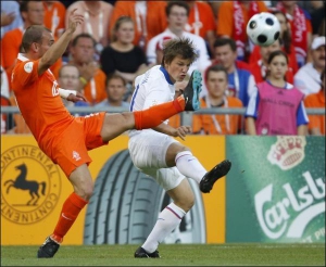 Нападаючий збірної Росії Андрій Аршавін (праворуч) протистоїть півзахиснику голландців Веслі Снейдеру. Аршавін зіграв два матчі на Євро-2008 і незмінно забивав у них по голу