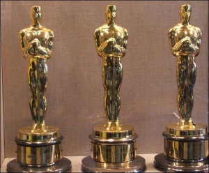 Премію ”Оскар” вручають із 1929 року. Нині існує 24 номінації премії. Статуетка ”Оскар” заввишки 34 см важить 3,85 кг, виготовлена з позолоченого британію