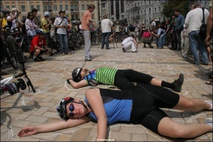 Киевские велосипедисты легли на тротуар, контуры их тел обвели белой краской и мелом — так, как обводят тела жертв ДТП. По мнению участников акции, это должно напоминать о тех, кто погибает на дорогах города