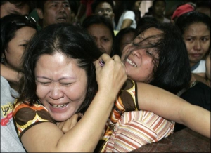 Родичі очікують новини про пором із 700 пасажирами, який перекинувся біля острова Сібуян
