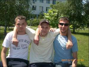 Слева направо: Александр Зайченко, Евгений Фетисов и Виталий Демченко во дворе столичной больницы №8