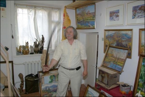 Черкасский художник Иван Физер фехтует в своей творческой мастерской казацкой саблей, подаренной ему на 50-летие