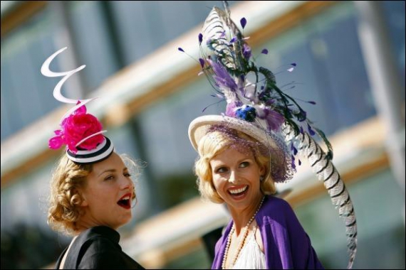 Обов&#39;язковою вимогою до гардеробу гостей кінних перегонів у британському Ескоті є вишуканий капелюшок. Ірландський модельєр Філіп Трейсі каже, що в такому уборі жінка почувається мільйонеркою