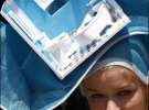 Блакитний капелюшок із ванною кімнатою та унітазом прикрасив голову однієї з відвідувачок королівських перегонів у Ескоті