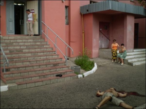Перед входом в дом №34 на улице Горького в городе Новая Каховка на Херсонщине лежит тело Василия Кирпичника. Милиция заверяет, что мужчина сорвался, когда лез обворовывать квартиру