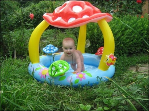 Полтавчанин Андрюша Дяченко любит купаться в надувном бассейне в виде мухомора. Такой подарок ему сделал крестный отец