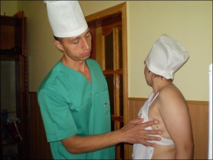 Онколог Володимир Присяжнюк показує родимку на тілі Валентини Задорожної, 28 років. Лікар каже, її треба видалити. Родимка може перерости у злоякісну пухлину