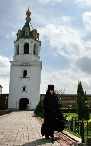 Ігуменя Зимненського Святогорського монастиря на Волині Стефана показує обитель. При монастирі діє офтальмологічний центр, де консультують лікарі з Києва