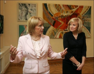 Жена президента Украины Екатерина Ющенко и первая леди Латвии Лилита Затлере побывали в среду на выставке художницы Людмилы Мешковой в Украинском доме