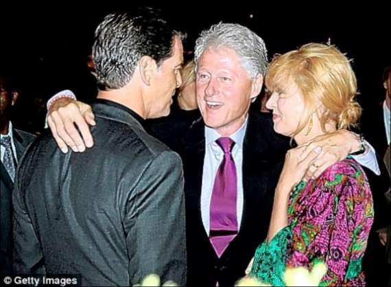 Билл Клинтон обнимается с Пирсом Броснаном и Умой Турман