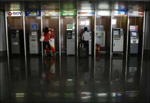 У міжнародному аеропорті Ханоя, столиці В’єтнаму, працює зал самообслуговування. Там установили сім банкоматів провідних банків Азії. Пасажири можуть зняти гроші в будь-якій валюті, зробити переказ або оплатити рахунки. Такі відділення відкриють в аеропор
