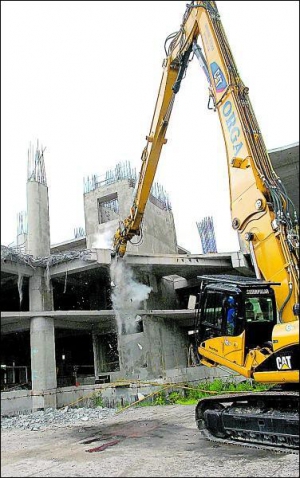 У вівторок, 1 липня, техніка Київметробуду розбиває бетонні блоки недобудованого торговорозважального центру ”Троїцький” у столиці