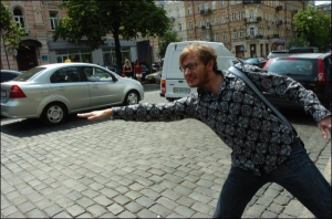 Денис Повалій зупиняє таксі на вулиці Богдана Хмельницького у Києві