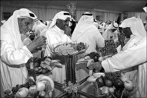 В Кувейте во время избирательной кампании устраивают пышные пиры. Поесть фруктов, мяса и овощей приходят толпы избирателей. Свинины и алкоголя на столах нет — это запрещено религией