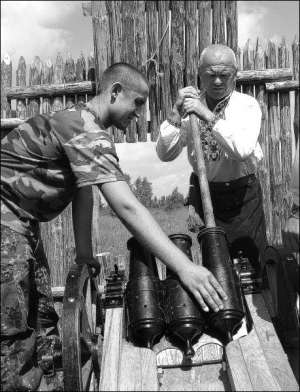 Волынянин Николай Чернота (справа) с помощником заряжает пушку для салюта по погибшим под Берестечком казаках