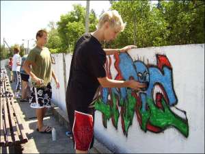 Миргородчане Дмитрий Демьяненко (слева) и Александр Семаев во время конкурса граффити выполняют латиницей надпись ”Олимпик”. В итоге они выиграли в номинации «за оригинальность исполнения»