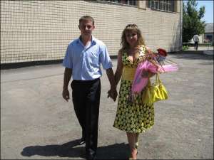 22-летний Дмитрий Афанасов с 20-летней Викторией Сидорук идут по улице Брацлава. Только что девушка получила диплом об окончании колледжа и золотое обручальное кольцо от любимого