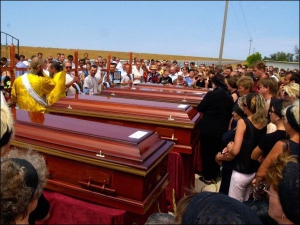 Похорони загиблих членів екіпажу судна ”Нафтогаз-67” у селищі Чорноморське в Криму