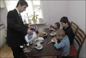 Алексей Терентьев наливает чай своим братьям и сестре. Семья впервые собралась вместе за последних полгода